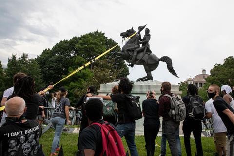 removing_statues.jpg