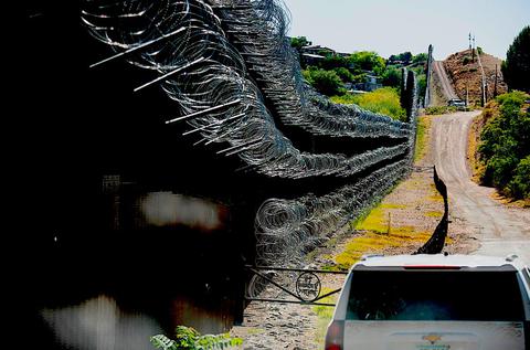 us_mexico_border.jpg